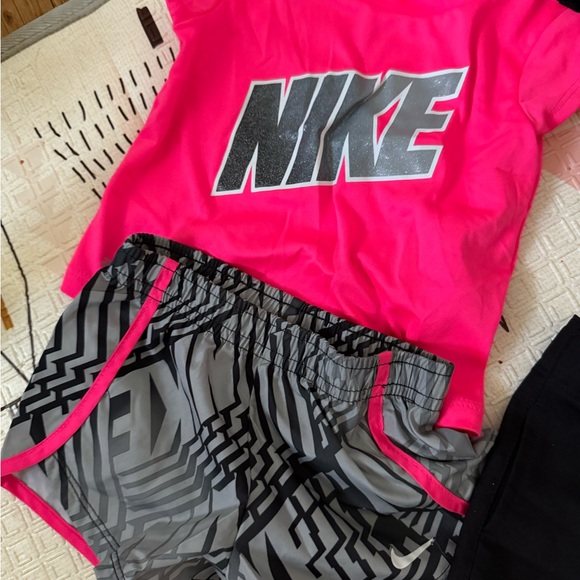 Nike Kids Set - Pink, Black, and Gray - Picture 2 of 7